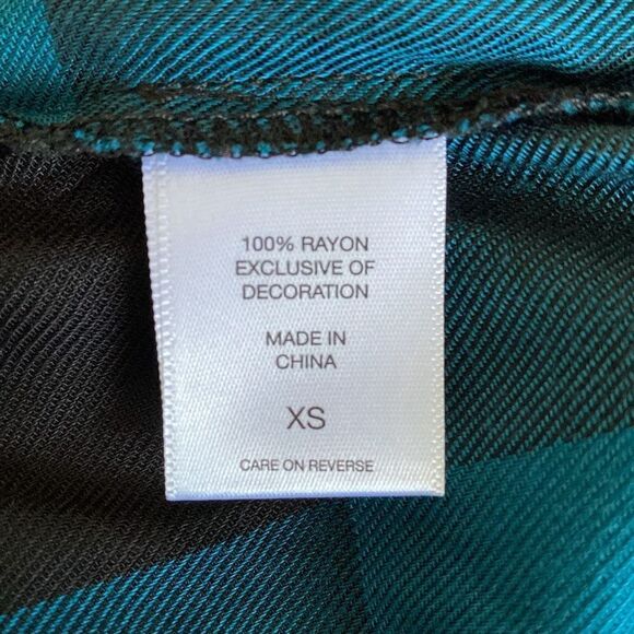 🔥3/$20🔥 New York & Company button up blouse with back crochet cutout size XS - Picture 9 of 10